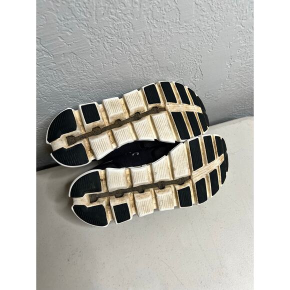 ON Cloud 5 Running Shoes Women's Size US 7.5 Black - running - gym - workout - Picture 6 of 9